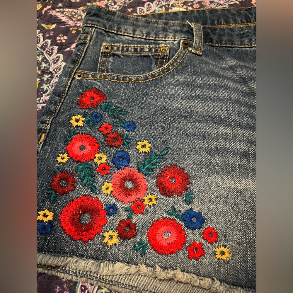 GAP Blue Denim Sexy Boyfriend Shorts with Red and Blue Floral Embroidery 16 - Picture 3 of 7